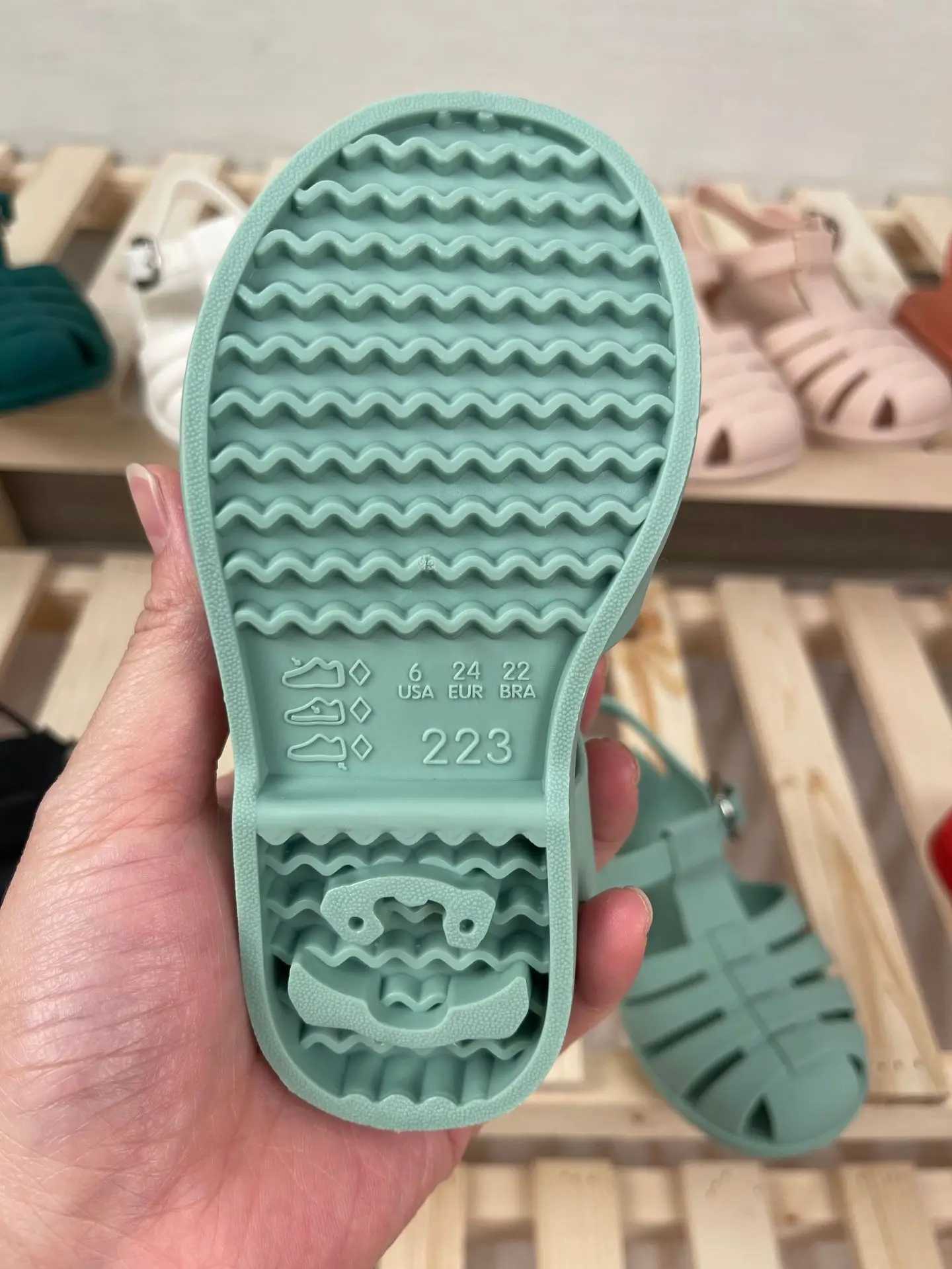 Slipper 2024 sommar baby sandaler romerska flickor småbarn barn ihåliga prinsessor metall spännskor godis gelé strandskor pojkar tofflor 2448