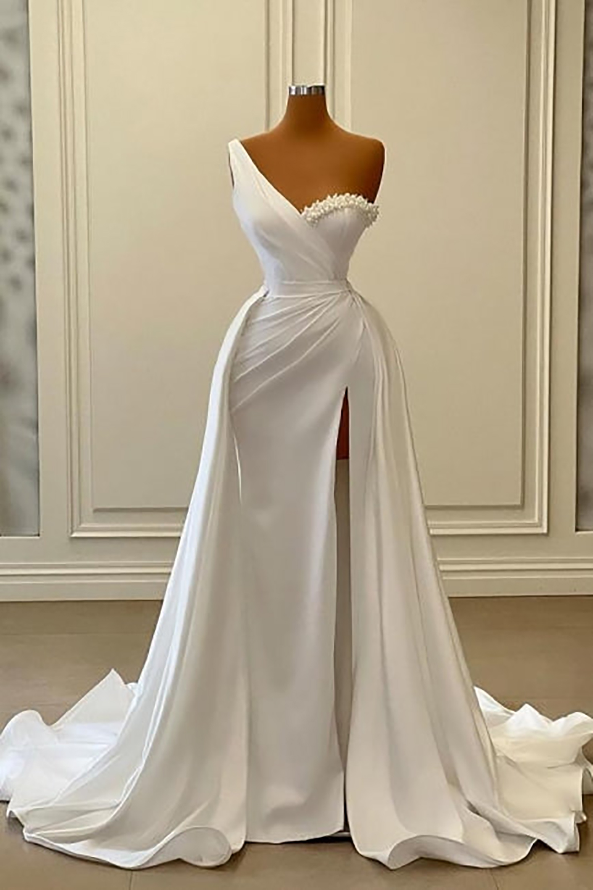 Robe de mariée classique pour femmes, asymétrique épaule dénudée, sans manches, avec traîne à balayage de perles, sur mesure