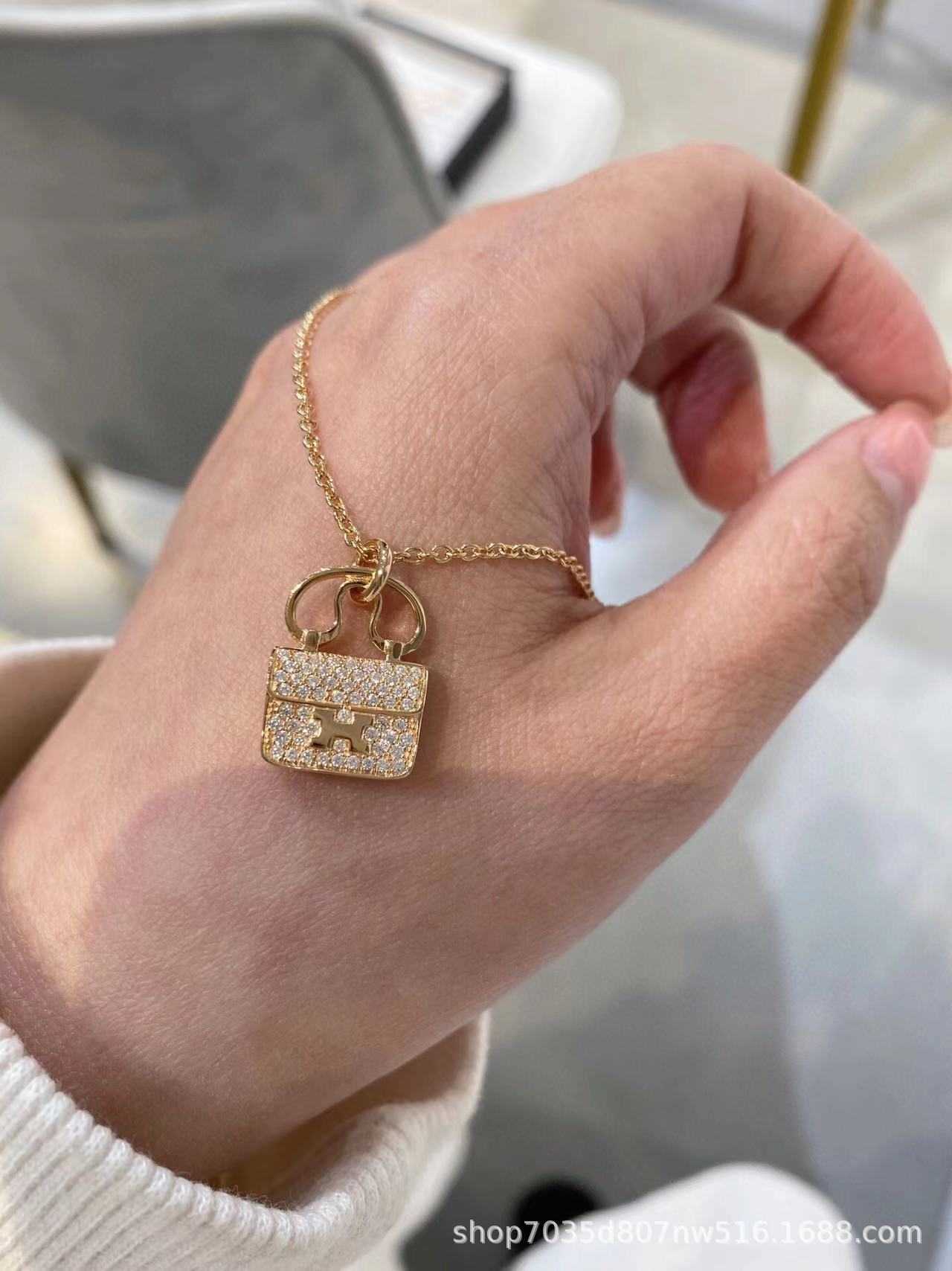 Nuova collana con borsa Kangkang V-gold da donna con catena in oro rosa 18 carati placcata in diamanti semplice e alla moda con catena di clavicole celebrità di Internet