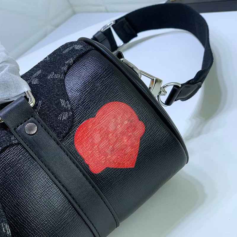 Borsa da uomo di design Borsa a tracolla Keepall Nigo Borsa a tracolla in pelle di tela Borse a tracolla larghe Borsa da donna messenger Boston i Red Love Sign Letter M81011