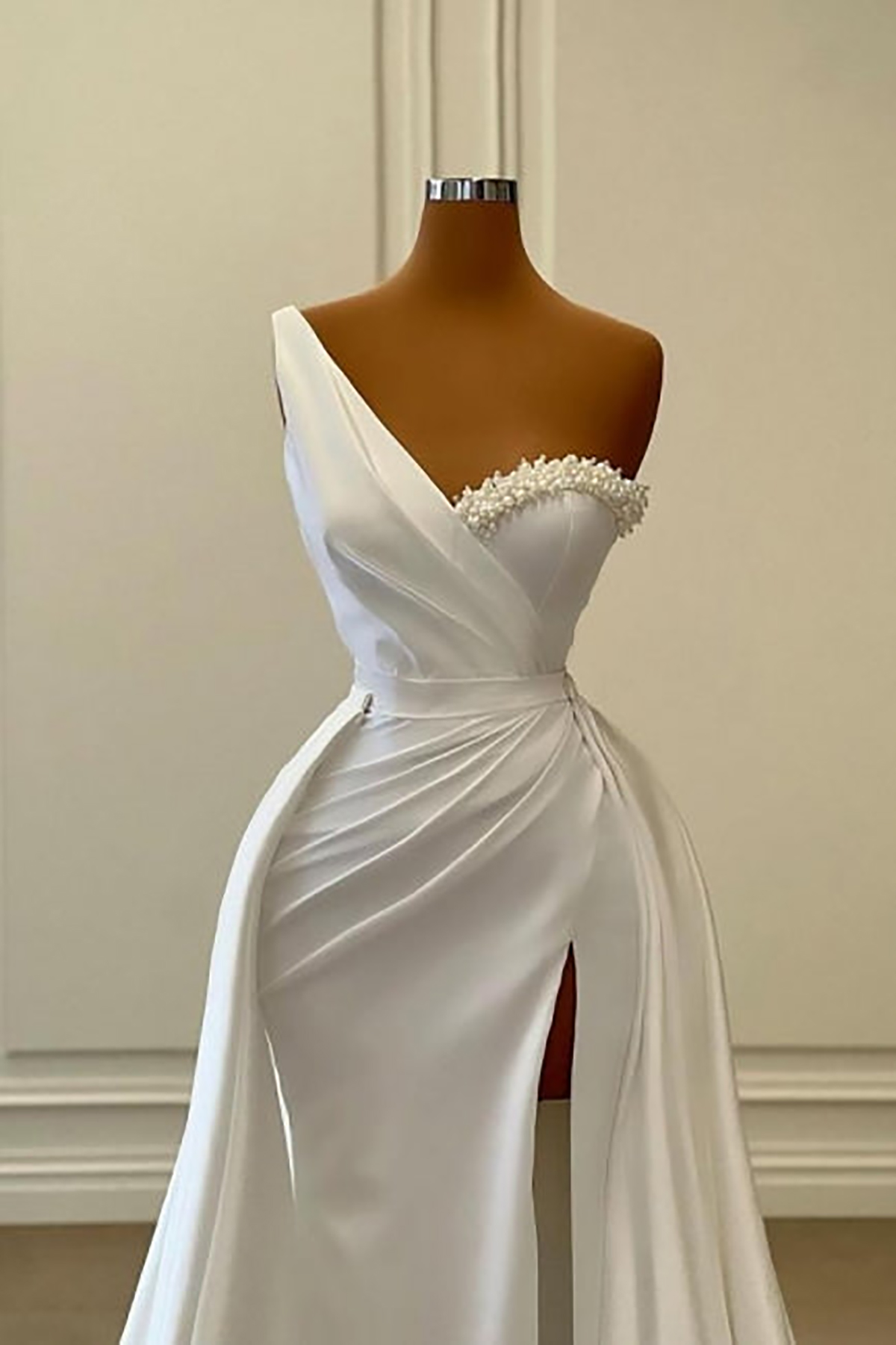 Robe de mariée classique pour femmes, asymétrique épaule dénudée, sans manches, avec traîne à balayage de perles, sur mesure