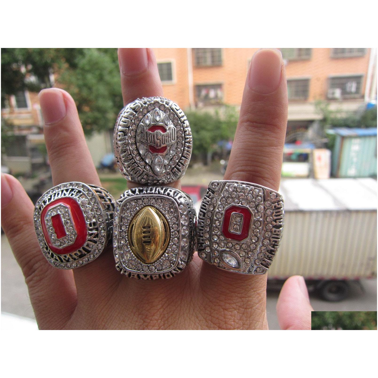 Cluster Ringen Ohio State 4 Stuks Voetbal Nationaal Kampioenschap Ring Met Houten Display Box Souvenir Mannen Fan Gift Groothandel Drop leveren Dhagt