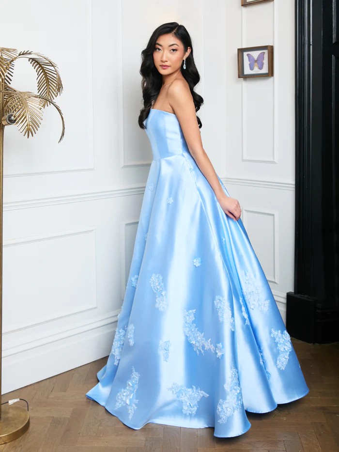 Light Sky Blue Satin aftonklänningar med spetsapplikationer Sexig stropplös öppen rygg kvinnor formella festklänningar golvlängd en linje andra mottagning prom klänning cl3336