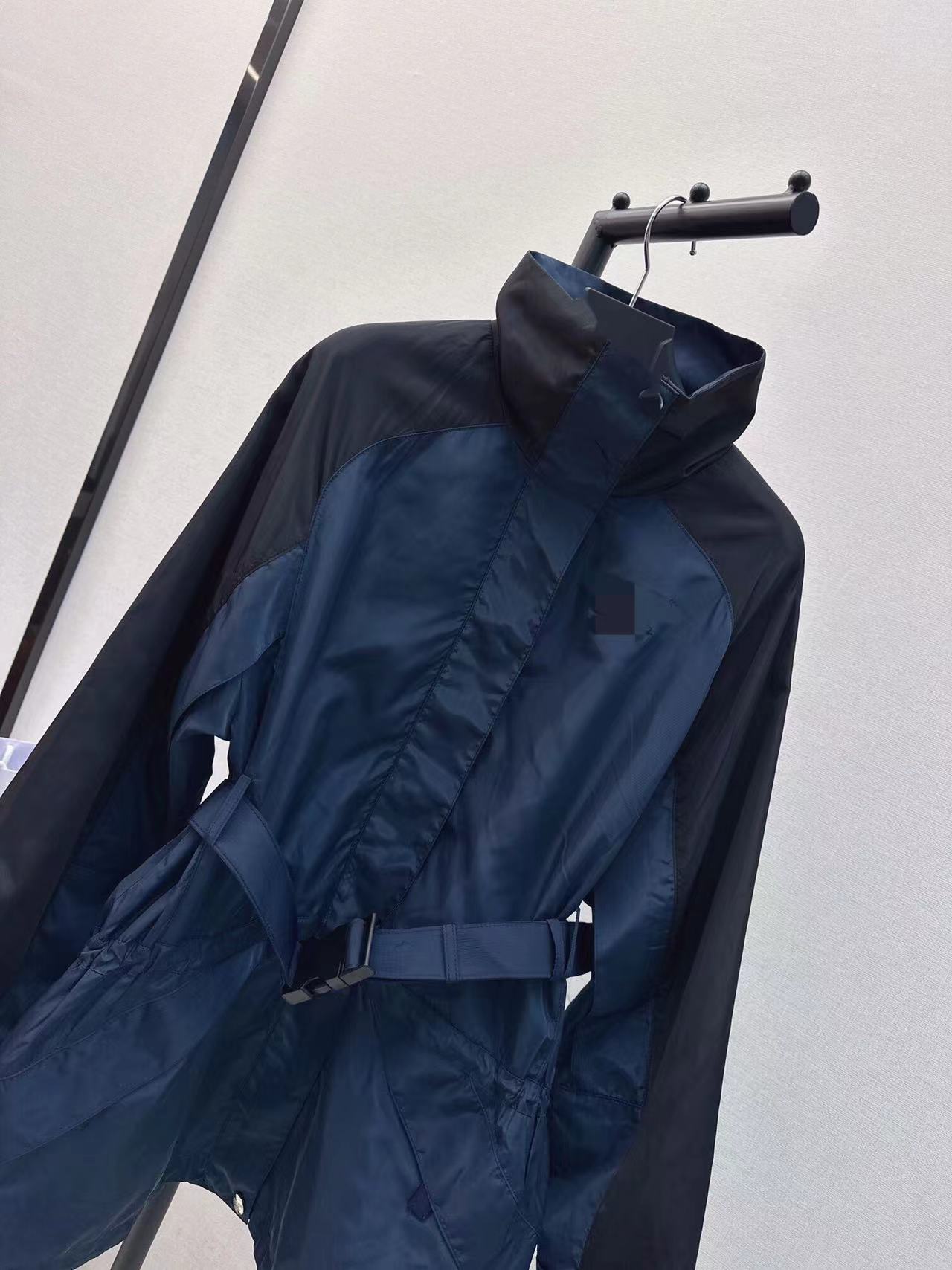 디자이너 블루 스탠드 칼라 롱 슬리브 여성 재킷 밀라노 활주로 문자 로고 자수 벨트가있는 조절 가능한 허리 트렌치 코트 22712