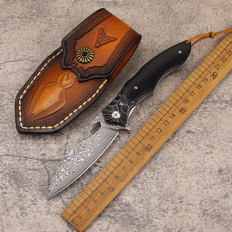 Sonderangebot A2281 High-End Flippermesser VG10 Damaststahlklinge Ebenholz mit Griff aus Edelstahlblech, Kugellager, schnell zu öffnendes Taschenmesser mit Lederscheide