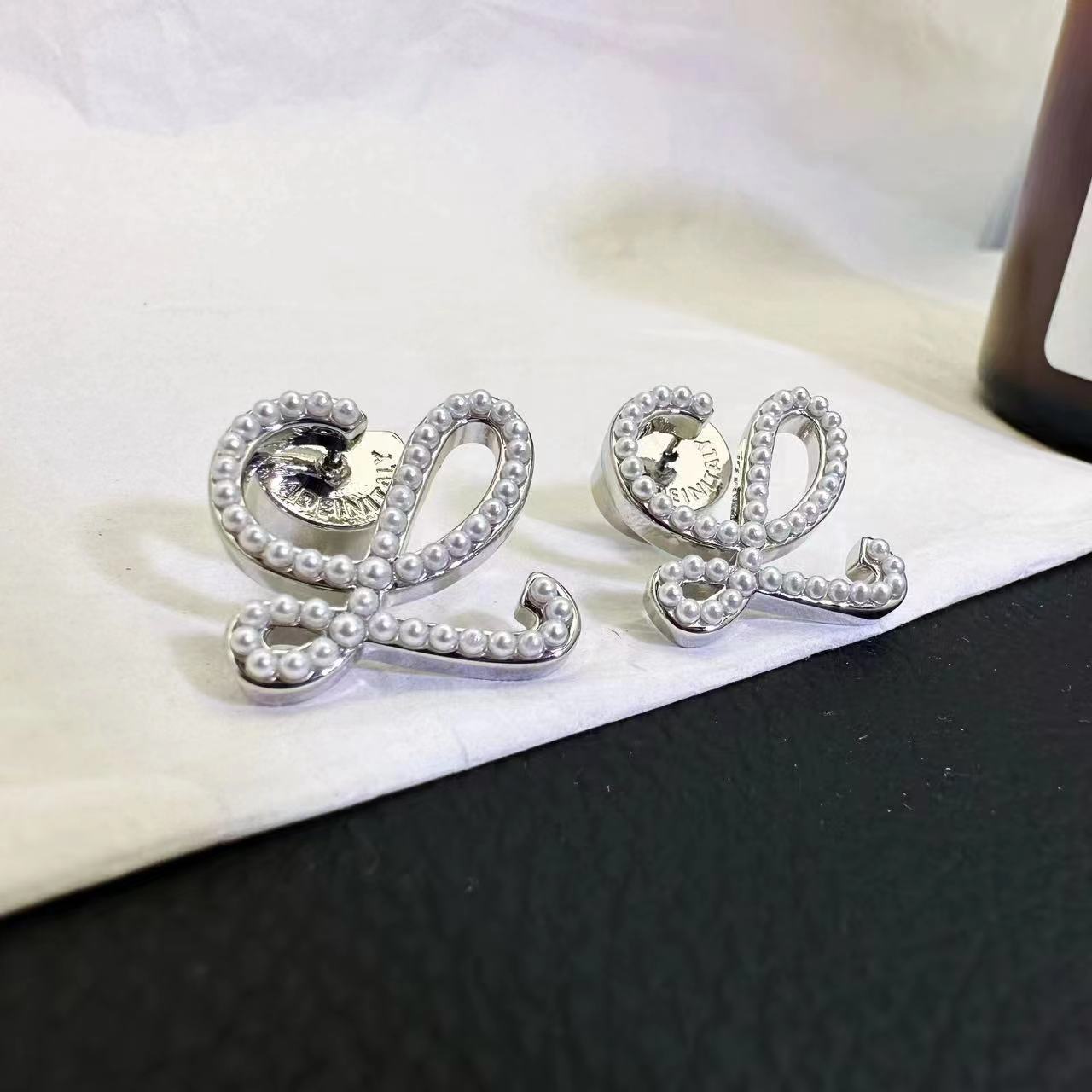 Designer's geometrische high-end oorbellen zilveren pareloorbellen niche-ontwerp gevoel eenvoudige en gepersonaliseerde letters veelzijdige oorbellen