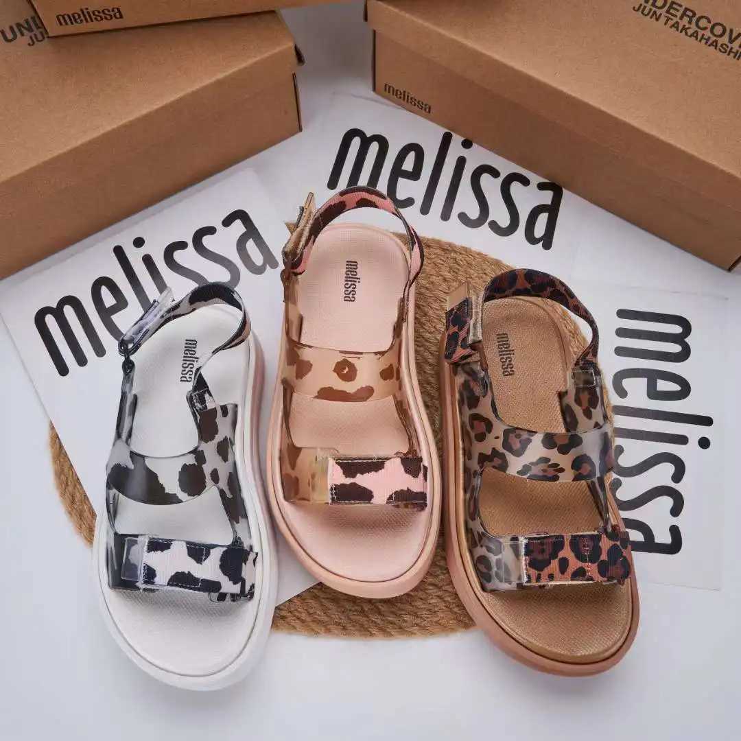 Sandalen Merk Melissa Volwassen Muffin Dikke Zolen Schoen Retro Dames Sport Koe Print Casual Strandschoen Dames Antislip Jelly Sandalen SM183 J240228