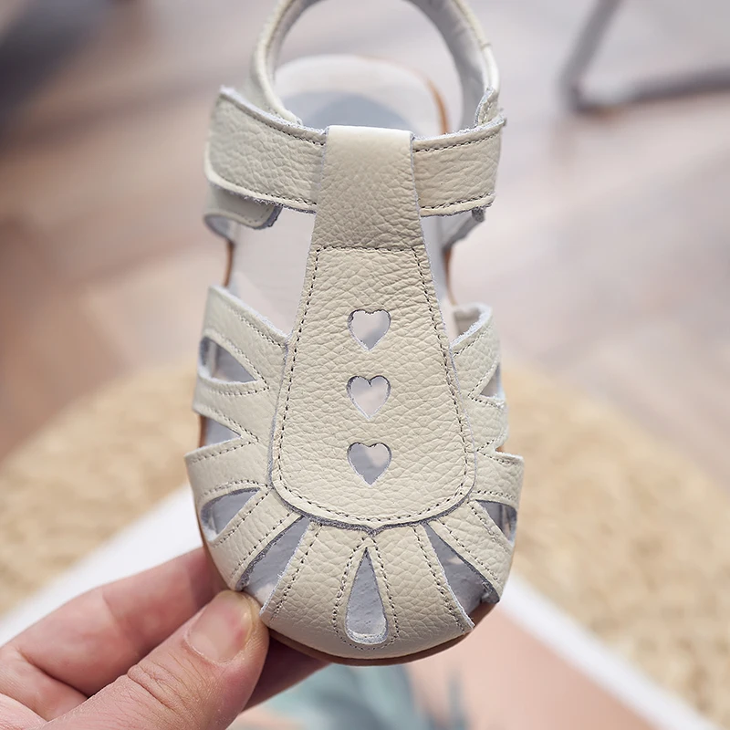 Sneakers Sandq Baby Girls Sandals äkta läder Vita sommarvandrarskor Stängt tå hjärtutskurna barn toddler 12.318.3 Intersula Ny