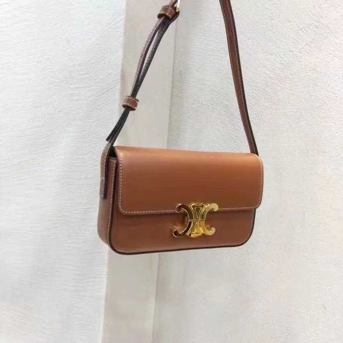 Triomphes kvinna handväska designer väska crossbody väskor verklig artikel med 2024 ny medeltida triumfbåge underarm läder mångsidig en axel stick kvinnors låda