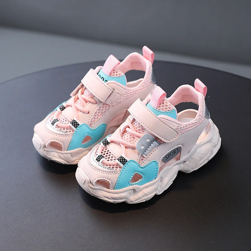 Sneakers sommar nya barns andningsbara nonslip skor pojkar sport baotou sandaler baby flickor ihåliga sneakers strand slitage