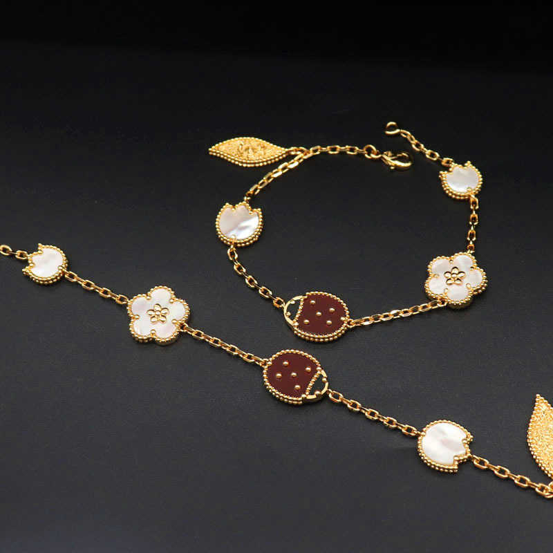 Designer Jewelry Luxury Bracelet VanCA Precision Star Ladybug Five Flower Bracelet Womens Light Luxury K Gold White Fritillaria Red Jade Marrow Handpiece