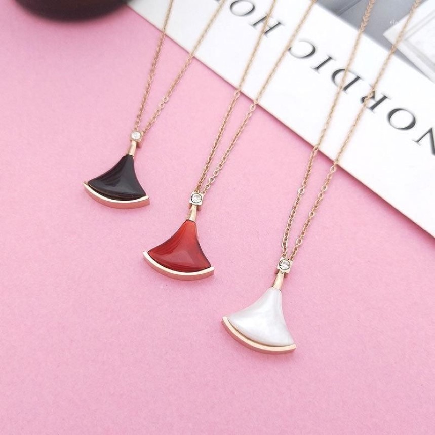 Nytt mode Elegant Rose Gold High Quality Titanium Little Red Dress Halsband Sektor Mor Pearl Pendant Halsband Women1220C