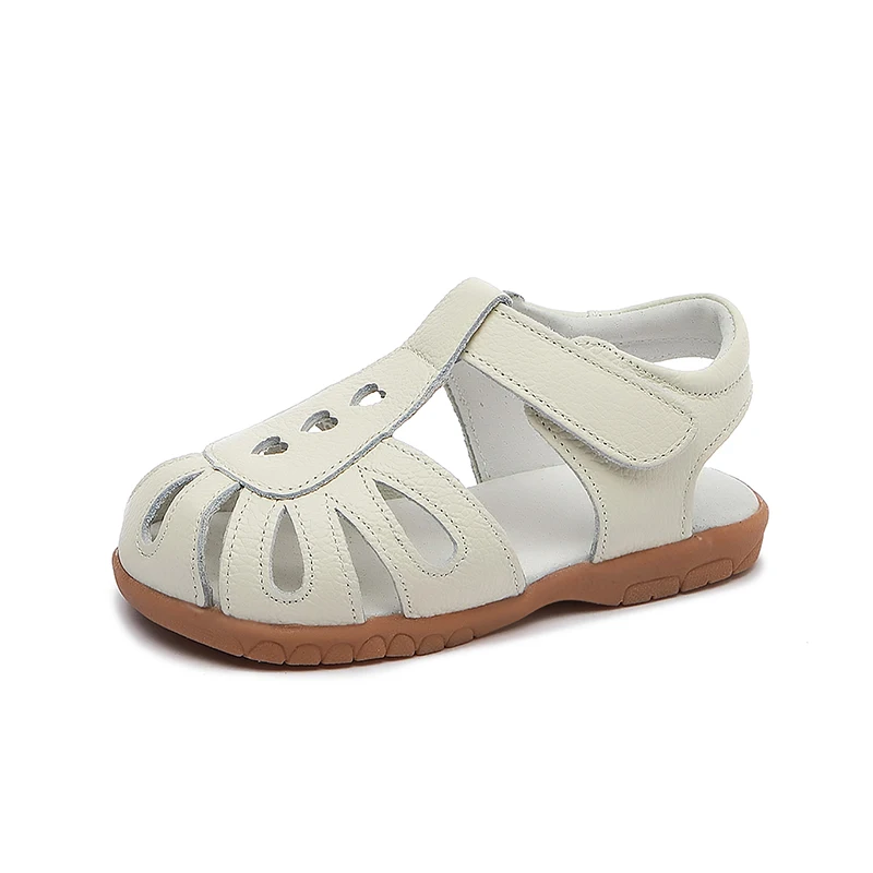 Sneakers Sandq Baby Girls Sandals äkta läder Vita sommarvandrarskor Stängt tå hjärtutskurna barn toddler 12.318.3 Intersula Ny