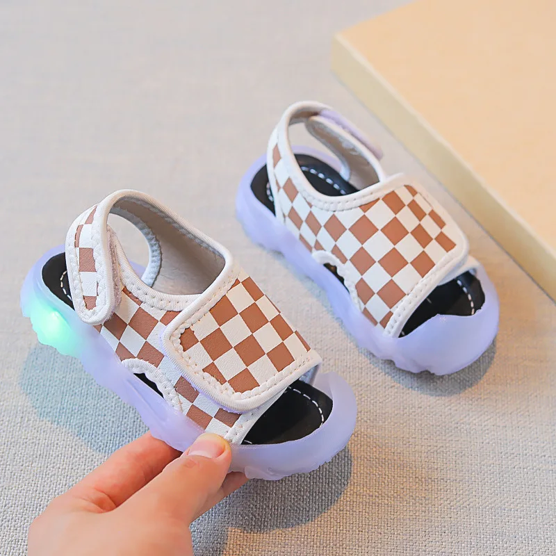 Outdoor Kinder Sommer Licht Sandalen Baby LED Blinkt Barfuß Schuhe Jungen Atmungsaktive Kühle Strand Schuhe Mädchen Mode Gitter Sandalen