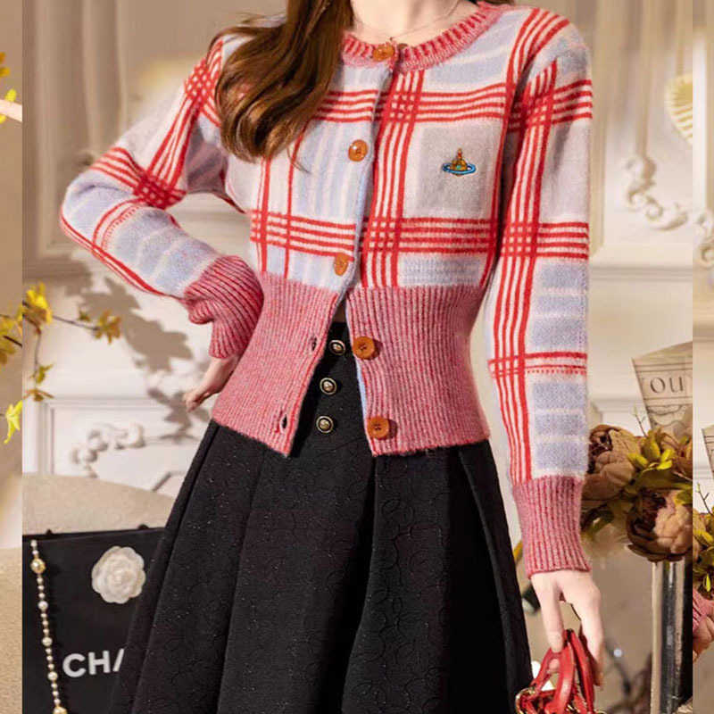 Kobiet Knits Tees Designerka marki marki Saturn Cesarzowa Dowager 2024 Nowy haftowany sweter w kratę kontrast wełna mieszana okrągła szyja krawędź jn8x