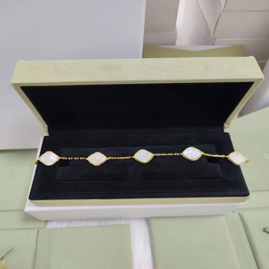 Classic Style Fashion Four Leaf Clover Charm Bracelets 18k Yellow Gold White Mother Of Pearl Designer Bracelet Ladies Wedding Brid298A