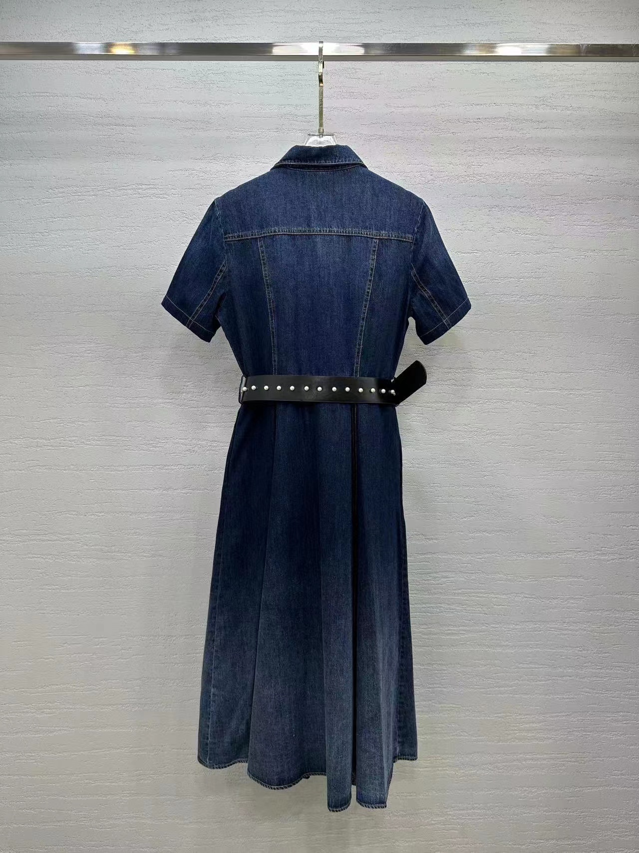 Milan Runway Dress 2024 Blue Lapel Neck Kort ärmar Denim Slim Belt -knappar Långa klänningar Holiday Vestidos de Festa 22906