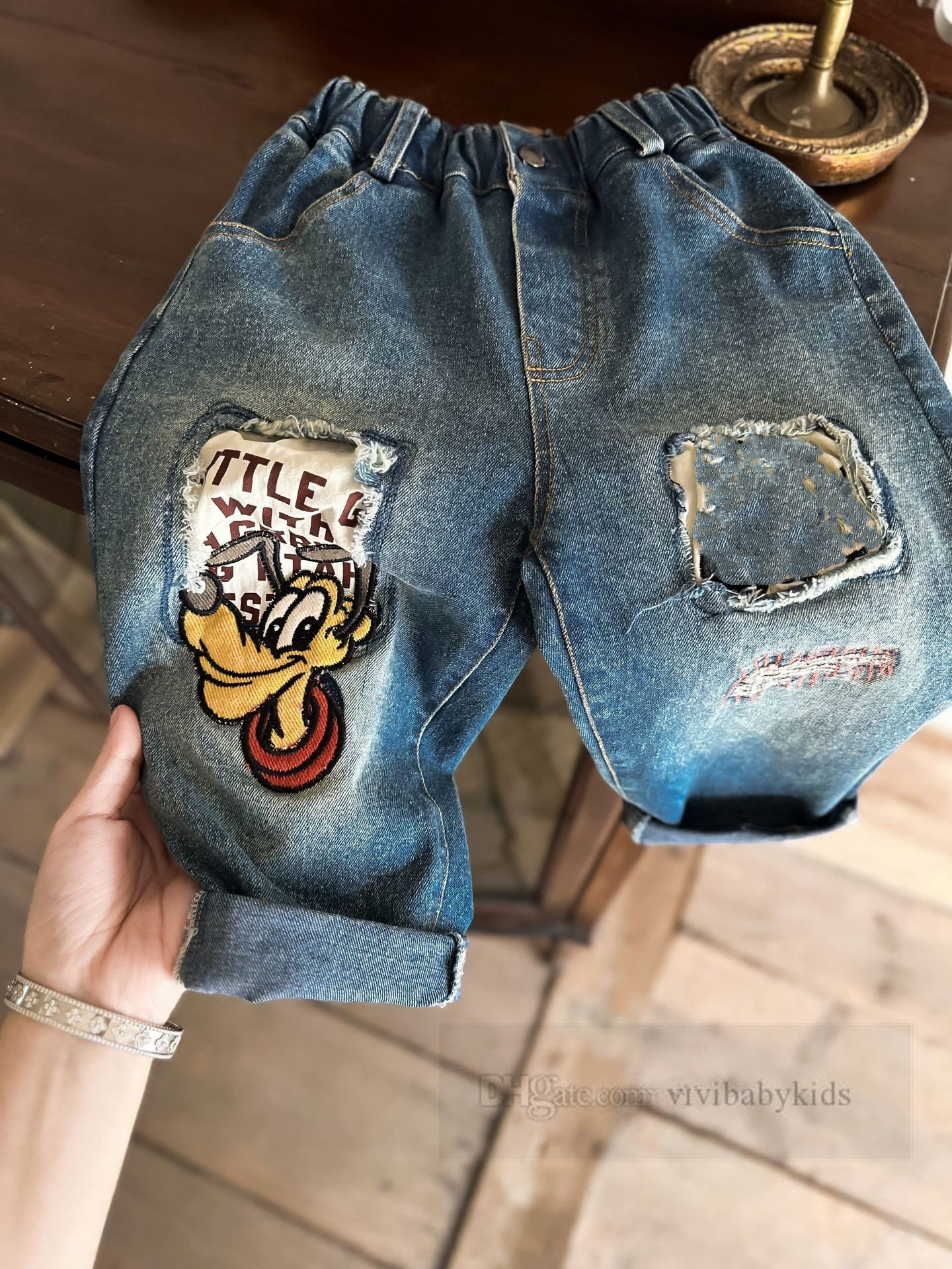 Enfants dessin animé broderie patch jeans garçons filles taille élastique pantalon en denim lâche 2024 printemps enfants dessin animé pantalon de cowboy décontracté Z6893