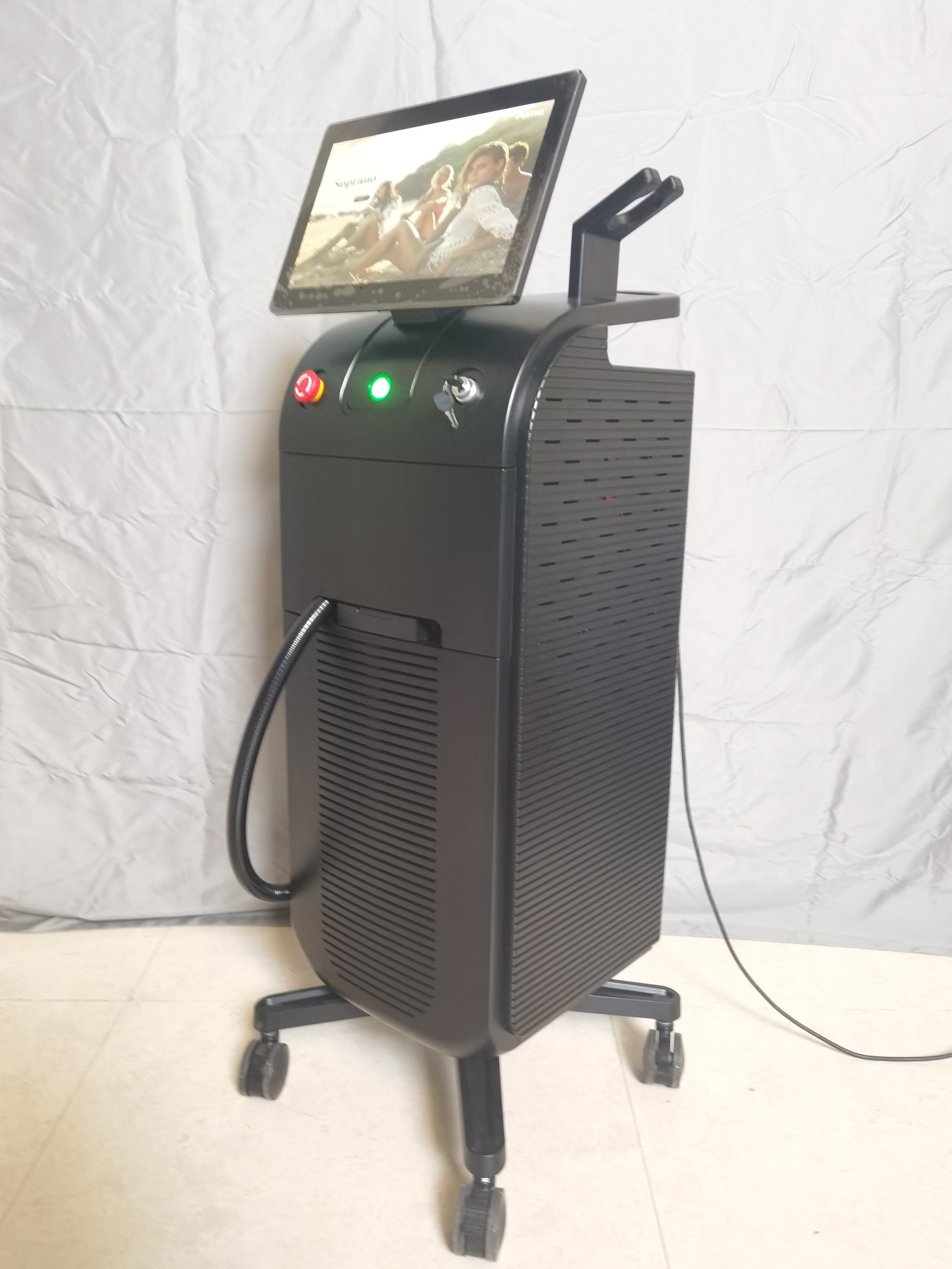 Профессиональный аппарат для лазерной эпиляции 1064 нм 755 нм 808 нм для обработки различного цвета кожи