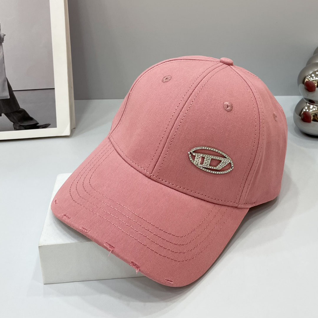 春/夏の汎用野球キャップファッションデザイナー帽子壊れたダイヤモンドレターメタルトラック運転手の帽子は、小さなケースキャップを示しています