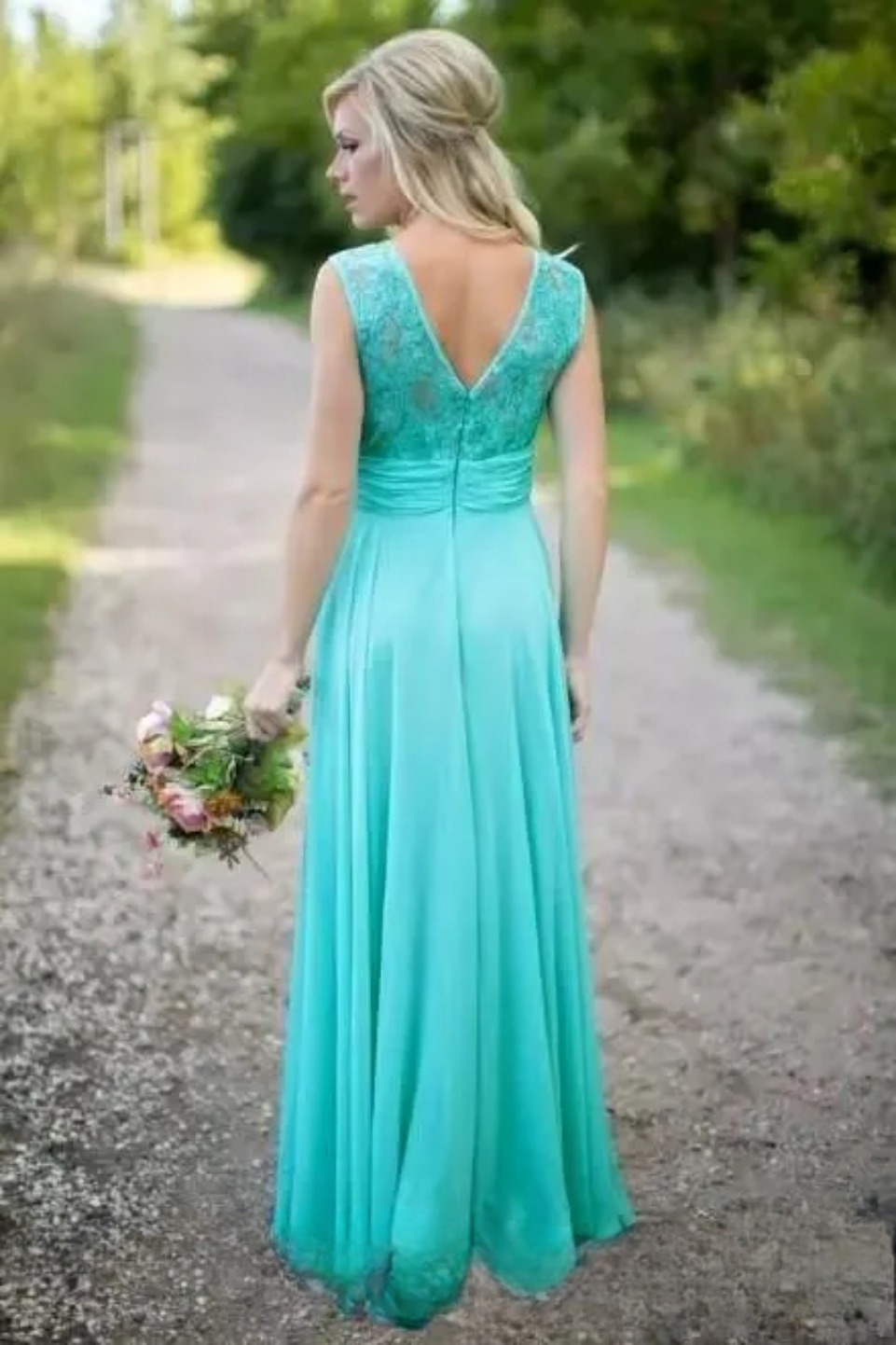 Elegante abito da damigella d'onore in chiffon turchese con collo in pizzo trasparente e top in rilievo Abiti lunghi da festa di nozze taglie forti BM3057