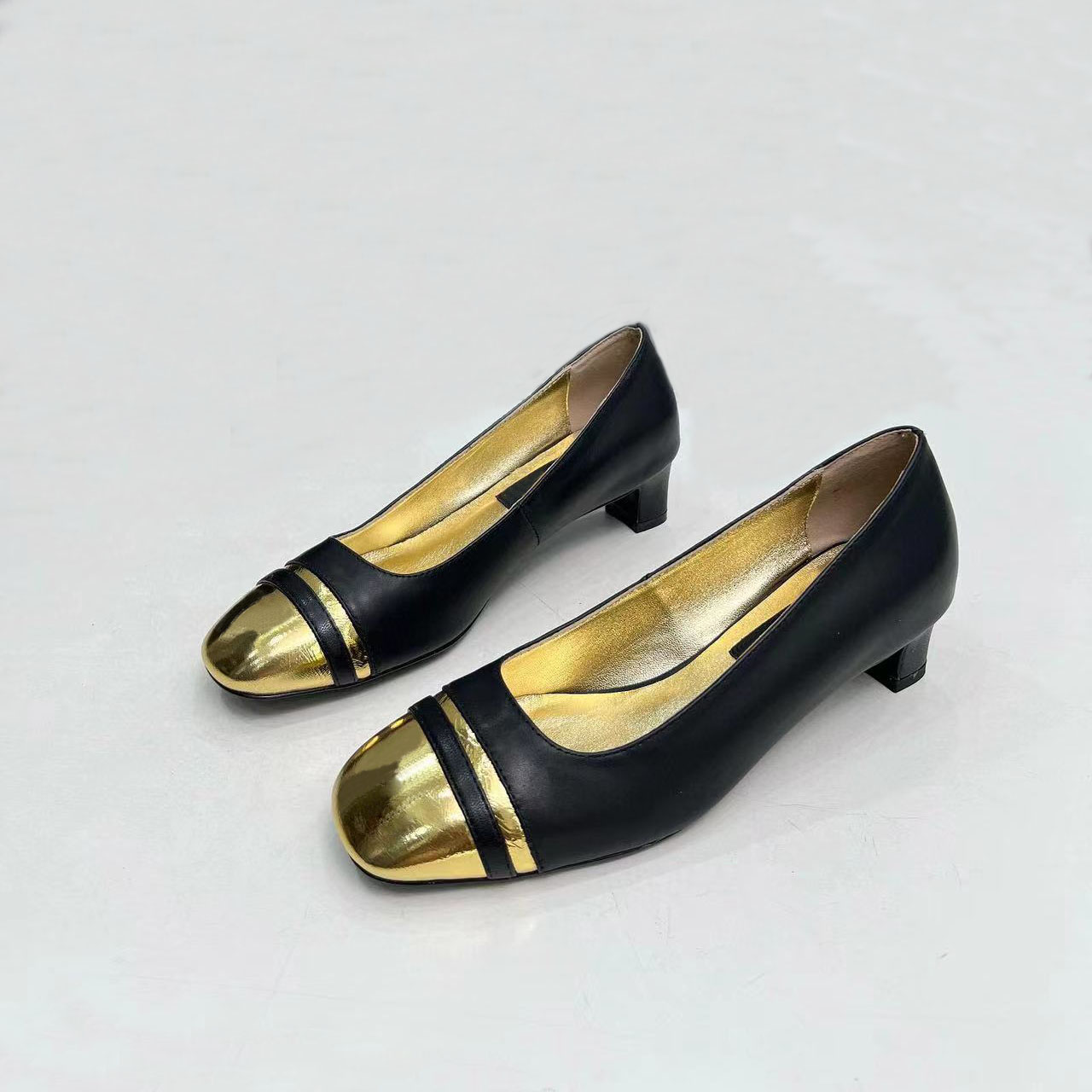 Mocasines de diseñador Última moda de lujo pequeños zapatos de cuero casuales brillantes de alta calidad para mujer con hebilla de metal de lujo negro