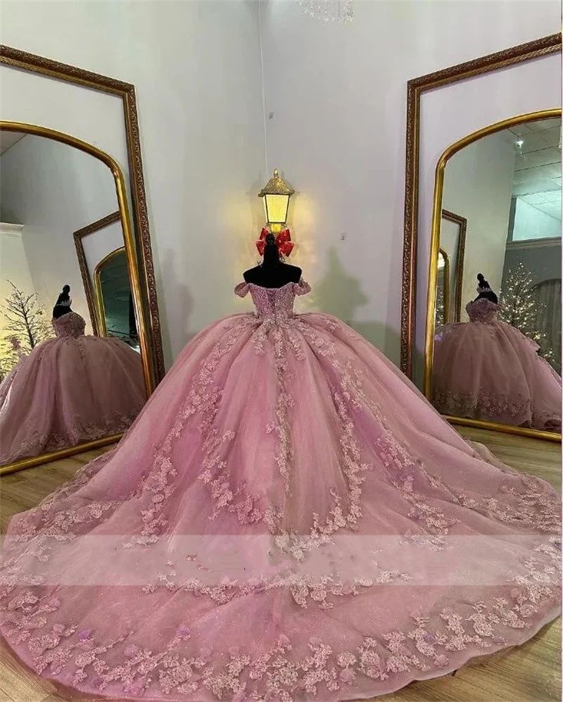 Rosa Quinceanera-Kleider aus dem Jahr 2024, Ballkleid, schulterfrei, Spitzenapplikationen, Kristallperlen, kurze Ärmel, Tüll, gestuft, geschwollen, Partykleid, Abschlussball, Abendkleider, Kathedralenschleppe