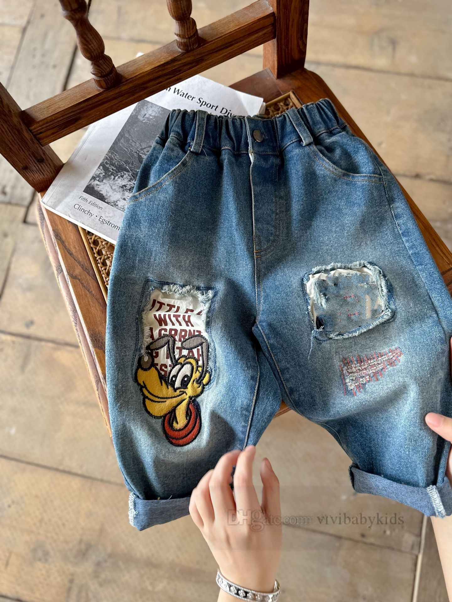 Enfants dessin animé broderie patch jeans garçons filles taille élastique pantalon en denim lâche 2024 printemps enfants dessin animé pantalon de cowboy décontracté Z6893