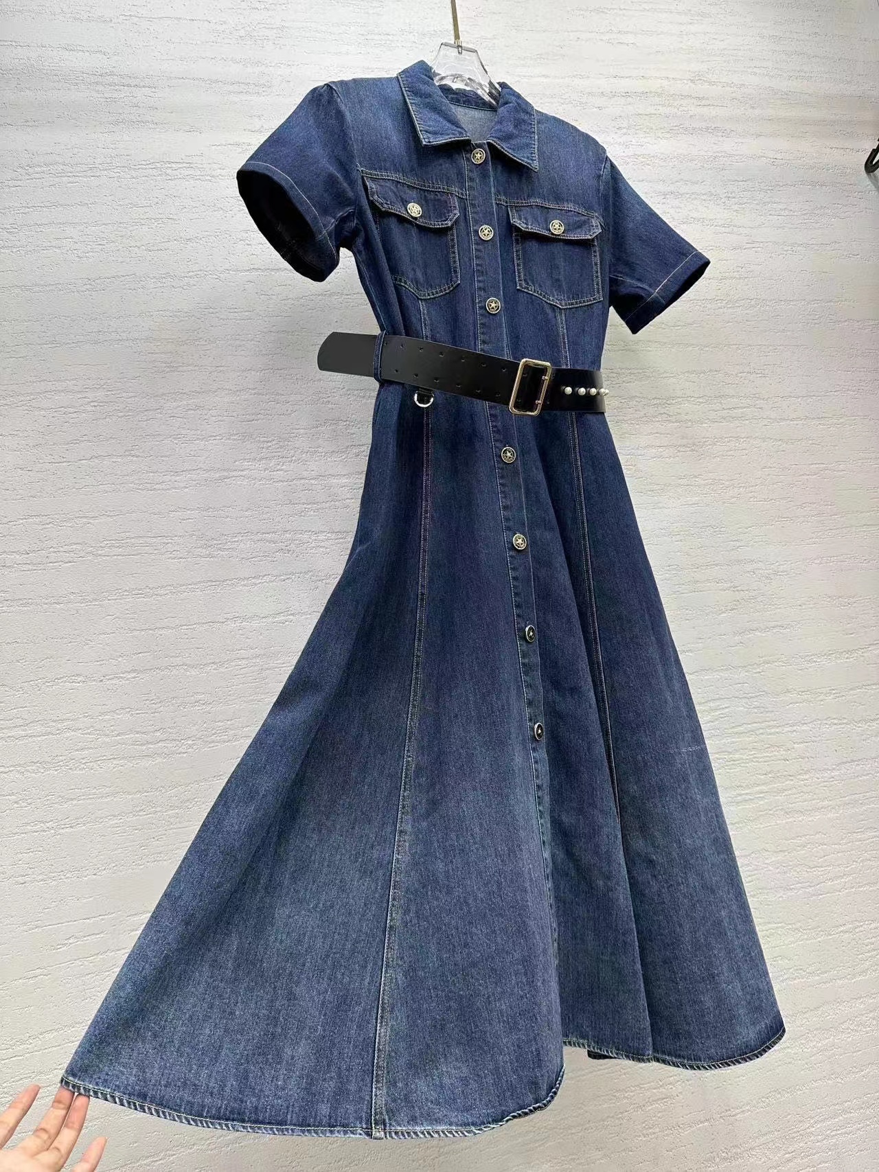 Milan Runway Dress 2024 Blue Lapel Neck Kort ärmar Denim Slim Belt -knappar Långa klänningar Holiday Vestidos de Festa 22906