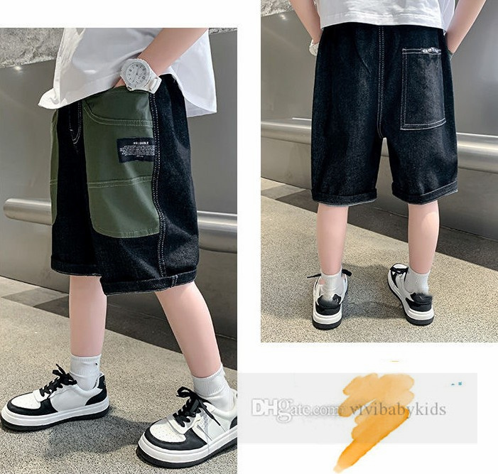 2024 Ragazzi di estate cargo pantaloncini di jeans bambini cartone animato lettera stampata metà pantaloni corti moda bambini patchwork colore pantaloncini casual Z6881