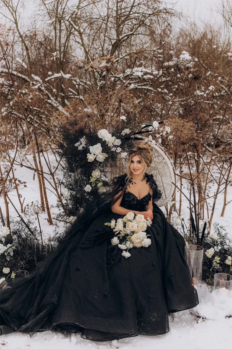 Robes de mariée de robe de bal noire gothique de maternité avec de longues enveloppes de dentelle vintage appliquées, plus la taille robes de mariée robes de réception de mariée