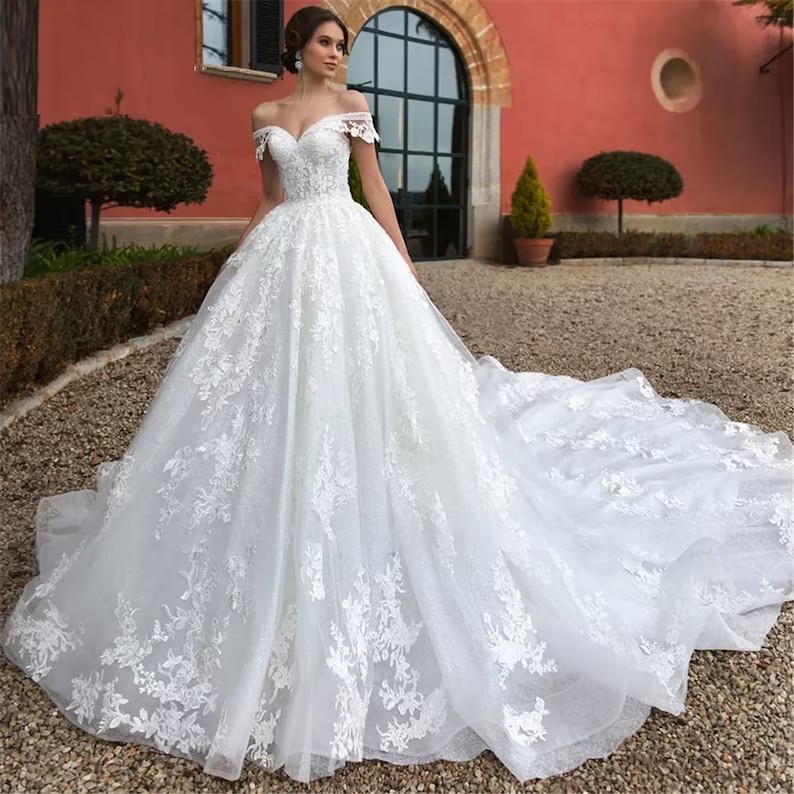 Robes de mariée en robe de bal à lacets sur mesure à manches courtes avec appliques sur l'épaule et train de balayage, plus la taille des robes de mariée en tulle