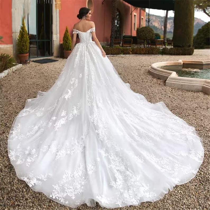 Robes de mariée en robe de bal à lacets sur mesure à manches courtes avec appliques sur l'épaule et train de balayage, plus la taille des robes de mariée en tulle