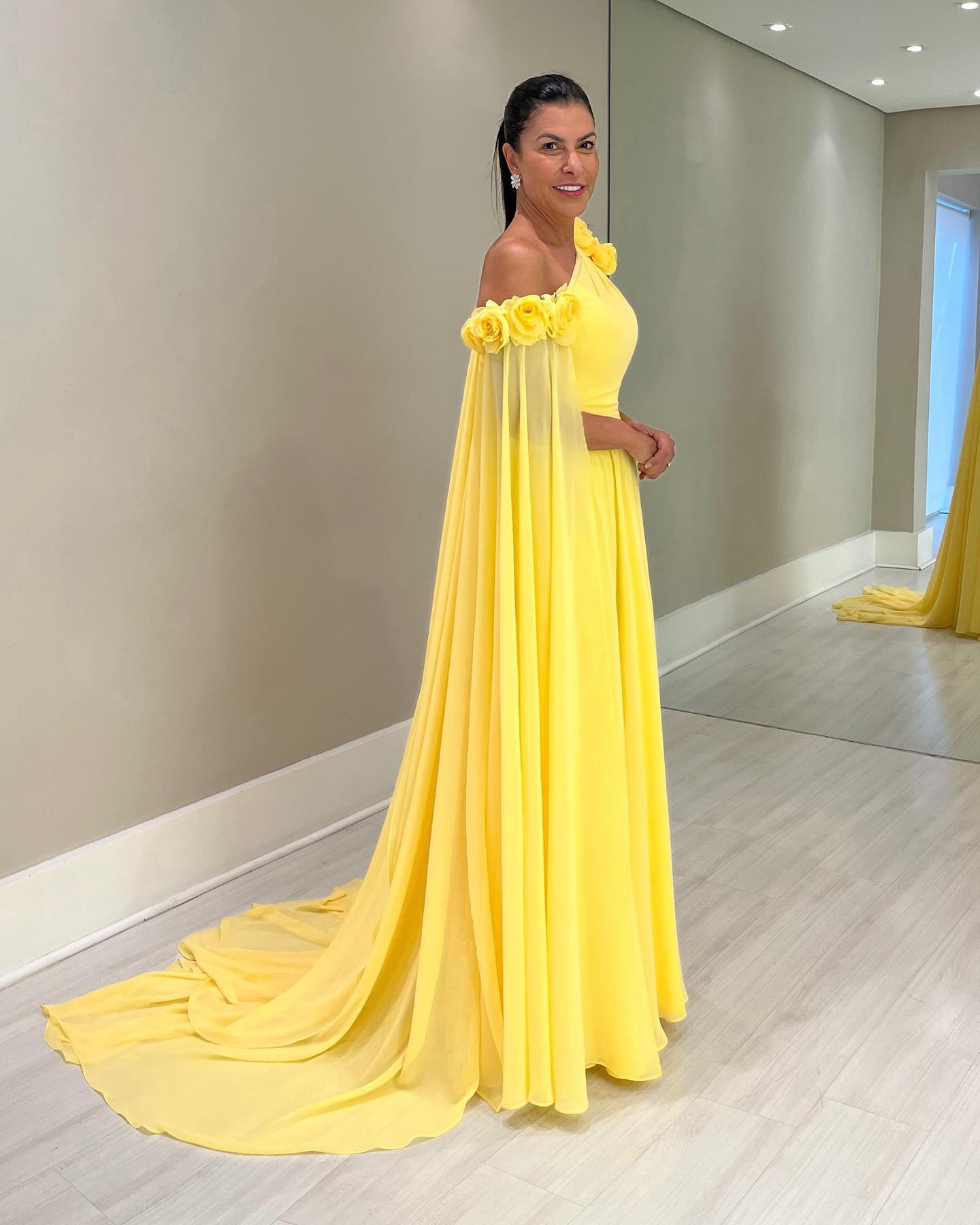 Robes mère de la mariée à fleurs jaunes, asymétrique épaule dénudée, ligne A, robes de soirée avec manches longues, robe d'invité de mariage en mousseline