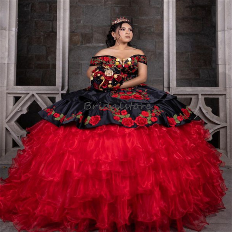 ゴージャスなメキシコのQuinceanera Dress 2023 Charro Para Black with Red Tiered Furfles Flowers甘い15ドレスVestidos DE XVバースデーパーティーガウンVestidosフォーマルドレス
