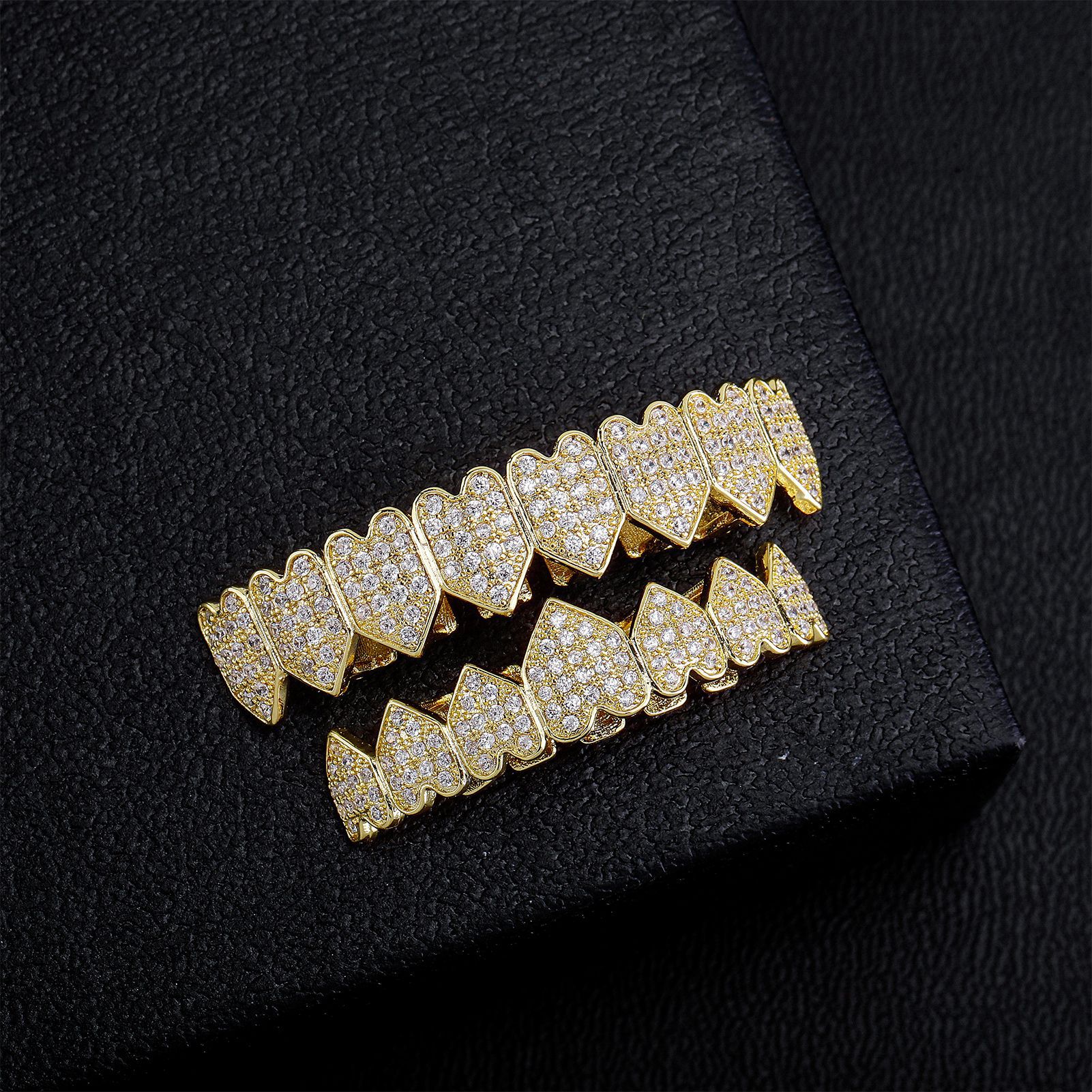 Bling CZ Цирконий Зуб Вампира Grillz 18K Настоящее Золото Панк Хип-Хоп Полный Алмазный Клык Грили Брекеты Зубная Крышка Рэпер Украшения Для Тела для Косплея Хэллоуин Костюмированная Вечеринка