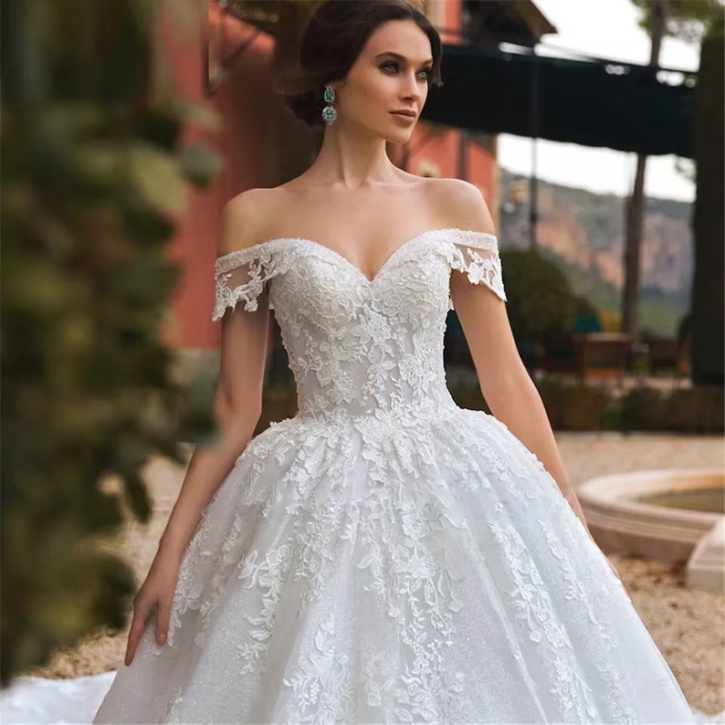 Robes de mariée en robe de bal à lacets sur mesure à manches courtes avec appliques sur l'épaule et train de balayage, plus la taille des robes de mariée en tulle