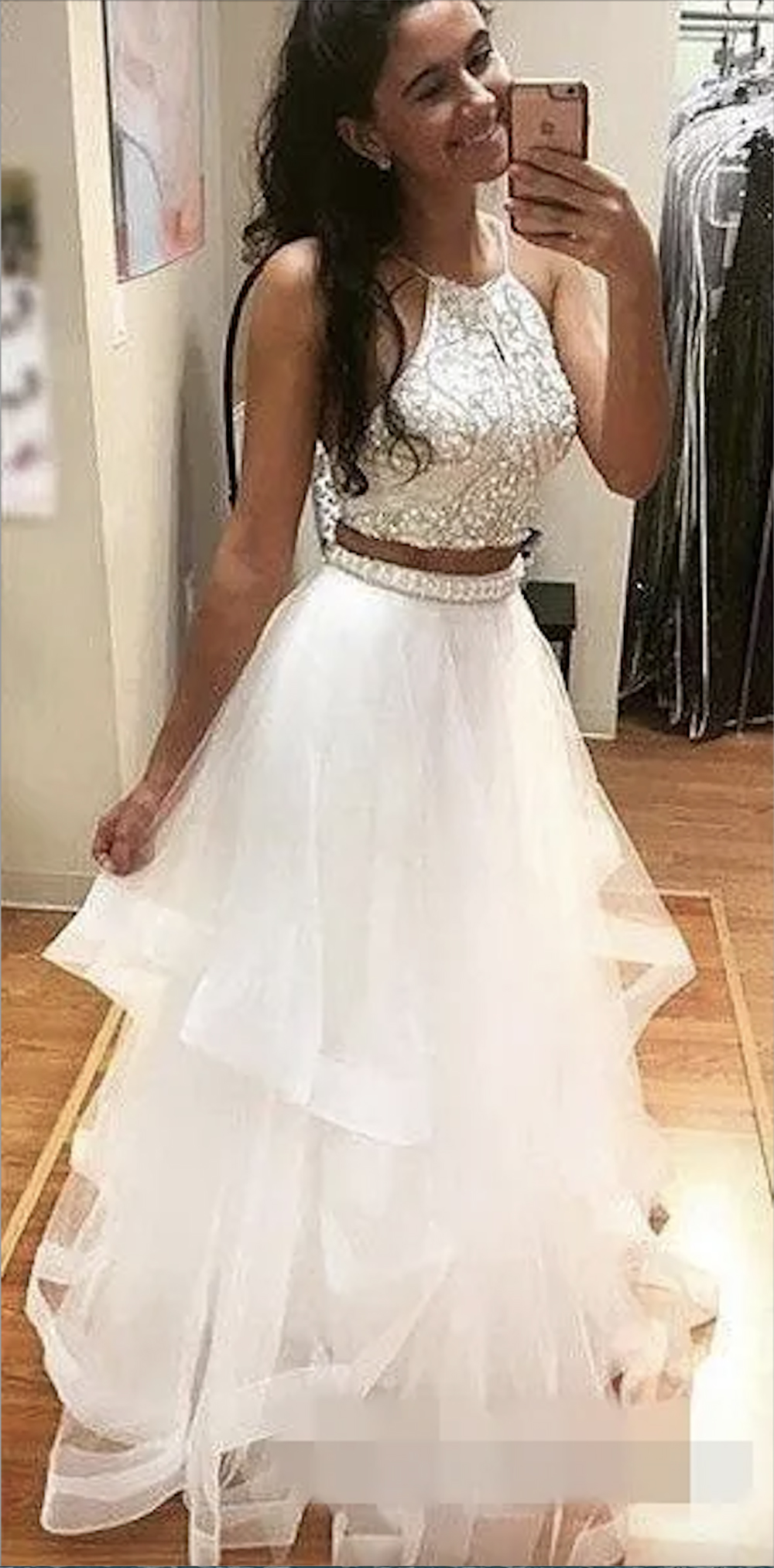 2023 Abiti da ballo bianchi in due pezzi Gonna a strati con scollo all'americana in rilievo Tulle Organza con volant Abito da sera su misura Abito da cerimonia formale