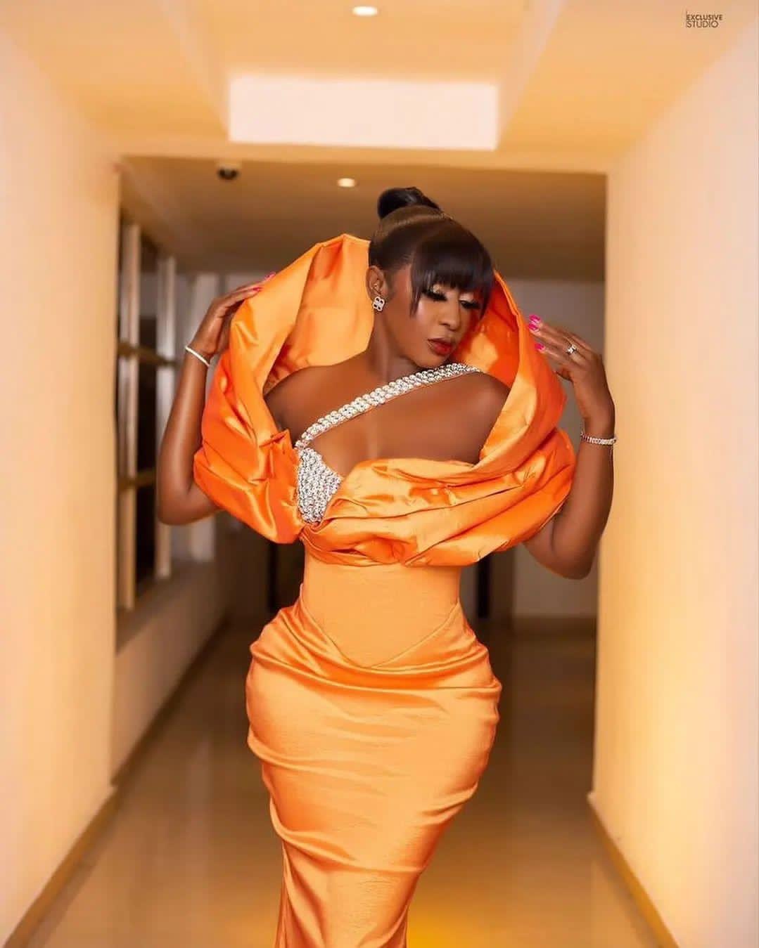 2023 Aso Ebi arabe gaine orange robe de bal cristaux de satin sexy soirée formelle fête deuxième réception anniversaire robes de fiançailles robes robe de soirée ZJ242