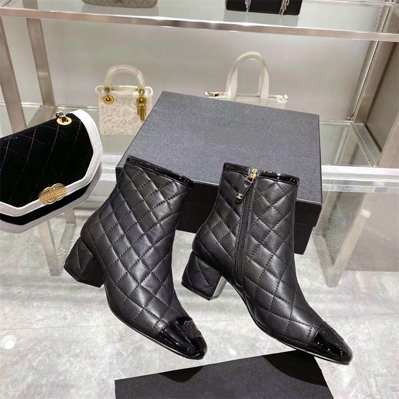 Kurze Lederstiefel für Damen, Frühlings-Designer-Mode, mittelhoher Absatz, modische Stiefel, Diamant-Karo-Schnalle, kurzes Schaffell, Blutgefühl, Party, Absatzhöhe 6 cm mit Box