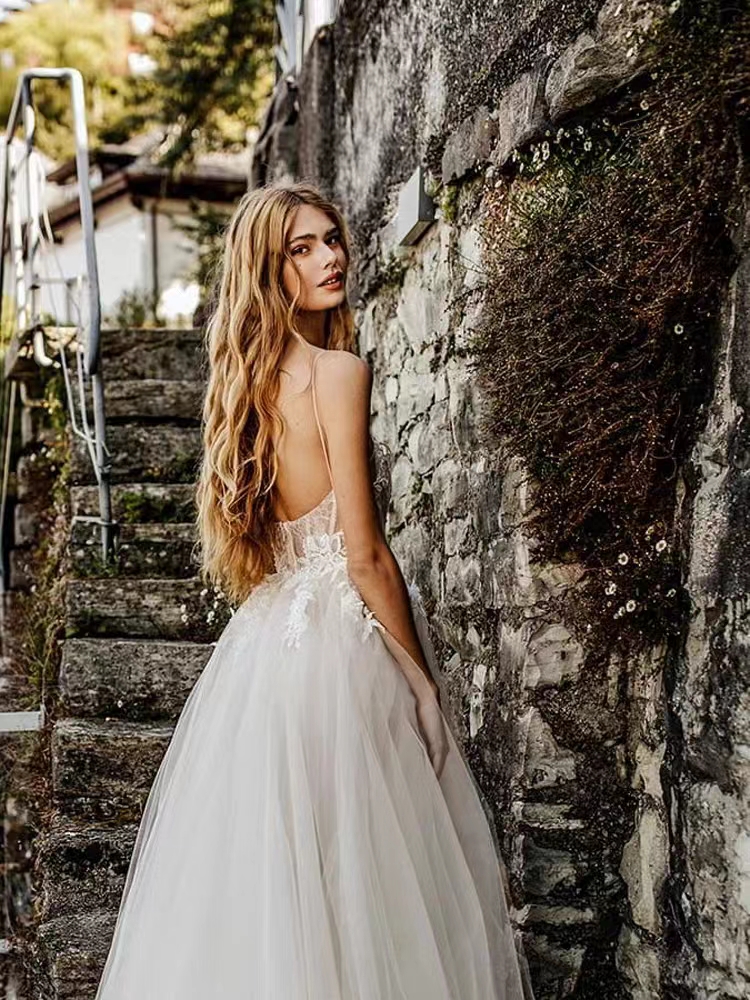 Vestidos de casamento feitos à mão frisados linha a alça de renda em torno do pescoço luz francesa luxo sim hs5040