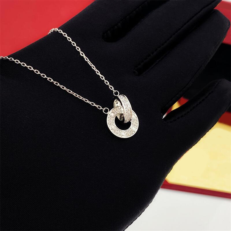 Collana con ciondolo doppio anello con diamanti pieni le donne Collana deluxe Amore Gioielli in acciaio al titanio Fibbia aragosta Moda Regalo di San Valentino