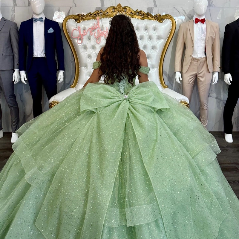 Abiti stile Quinceanera verde salvia con spalle scoperte 2024 Perline scintillanti con paillettes Vestido Deputante 15 Anos Abiti da festa ragazze messicane