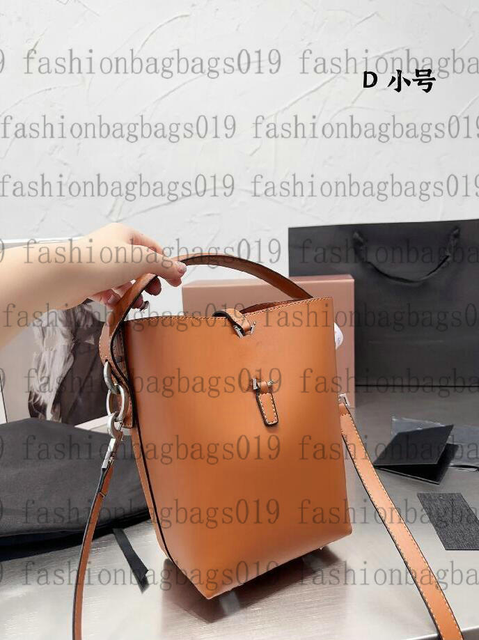 23SS LE 37 Sac à main en cuir brillant pour femme Sac seau de créateur en métal doré Sacs à bandoulière pour dames de luxe avec fermoirs LE CASSANDRE en métal argenté