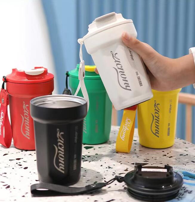 Neue Designer-Kaffeetasse aus Edelstahl 316, Vakuum-Farbspray, Bürotasse, Outdoor-Reisetasse, Autowasser, 480 ml, tragbar, mit doppelwandiger Isolierung, Begleitbecher