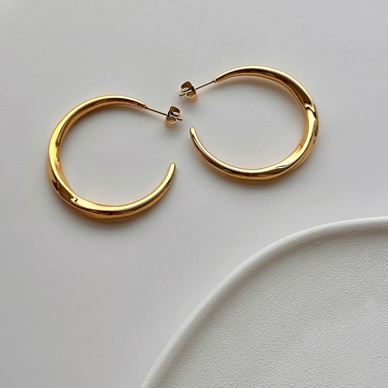 Boucles d'oreilles d'artiste torsadées polies minimalistes vintage en acier inoxydable hypoallergénique plaqué or 18 carats pour femmes