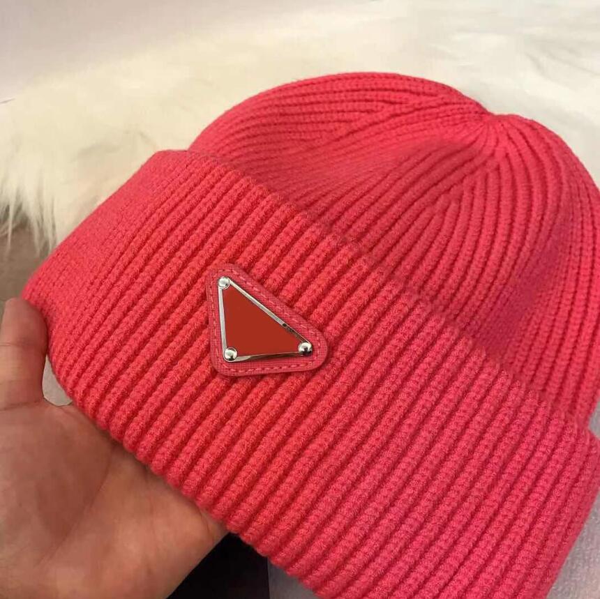 Casquettes tricotées brodées classiques pour hommes femmes chapeaux de laine avec lettres triangle inversé unisexe casquette de crâne chaude casquette multi styles de haute qualité