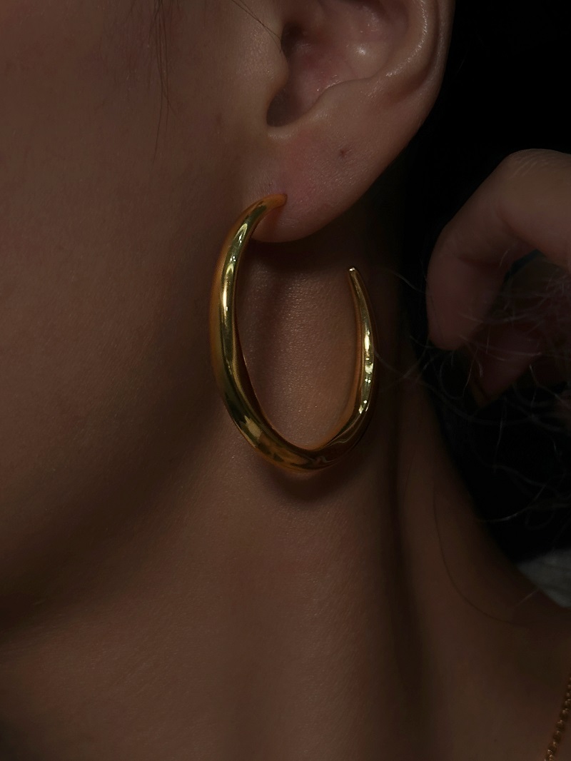 Boucles d'oreilles d'artiste torsadées polies minimalistes vintage en acier inoxydable hypoallergénique plaqué or 18 carats pour femmes