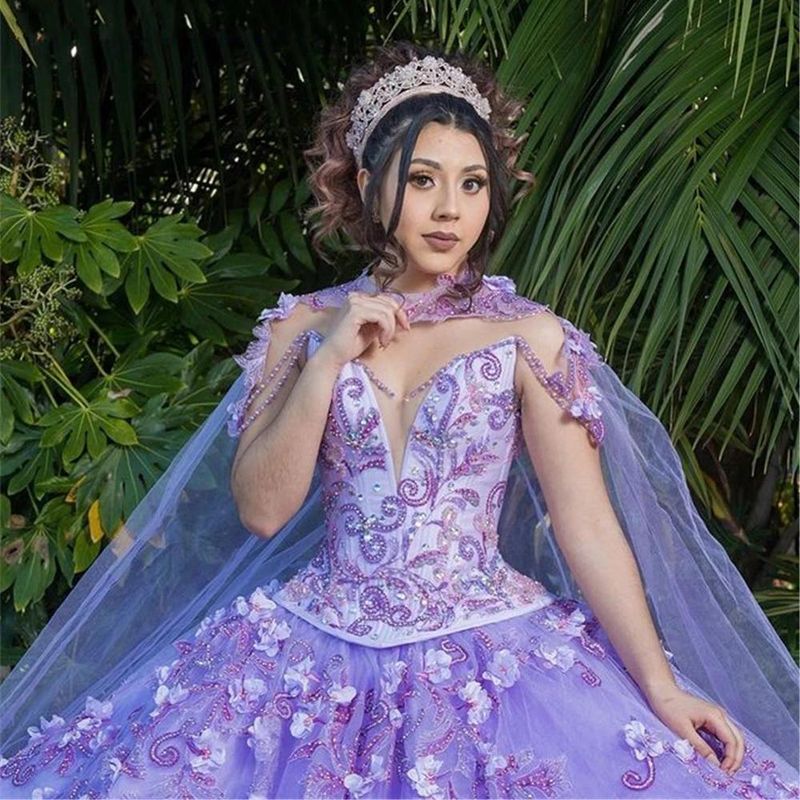 2023 Quinceanera robe de bal robes violet clair col haut dentelle appliques perles de cristal avec des fleurs faites à la main plus la taille robes de soirée de bal avec cape