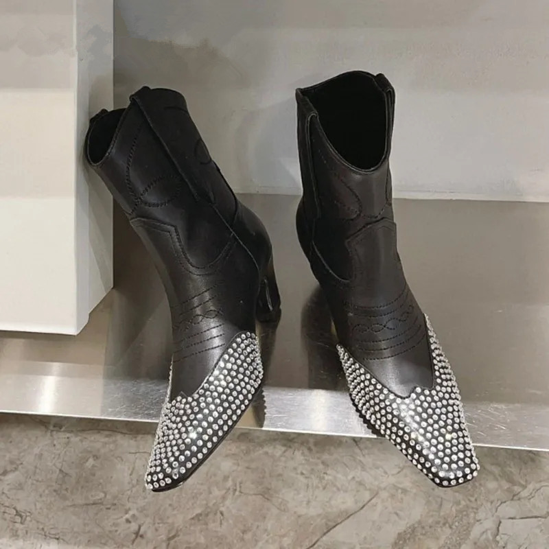 ブーツウーマン冬2023年スエードアンクルショートブーツ女性ファッションブーツチャンキーヒール女性のための贅沢なブーツ